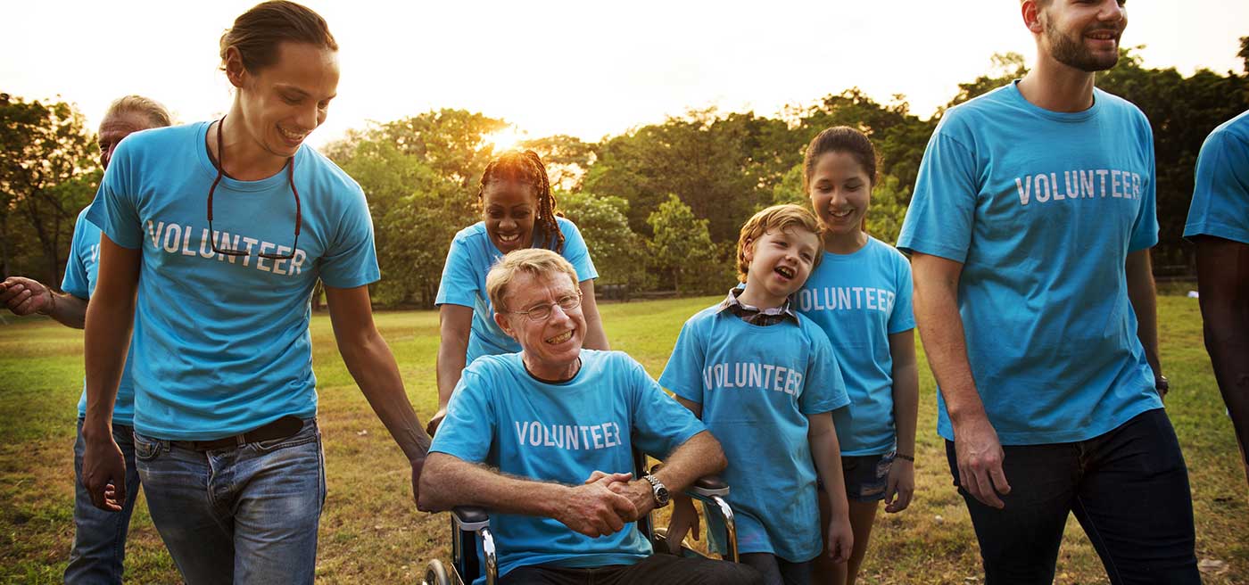 Grand groupe de personnes portant des tee-shirts rouges regardant la caméra  