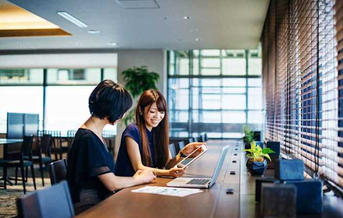 仕事をする2人の女性