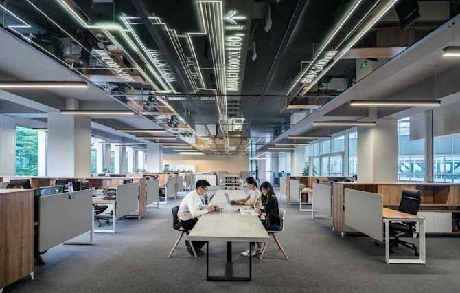 人々が働くオフィス