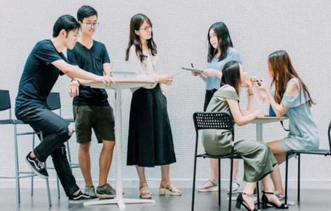 コミュニケーションを活発に取っているビジネスパーソン