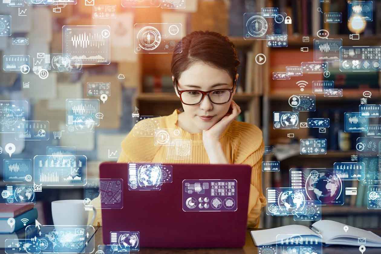 人事管理業務を効率化するツールを探す女性