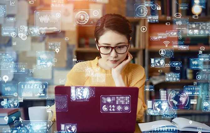 人事管理業務を効率化するツールを探す女性