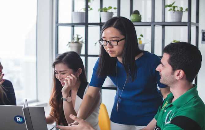 笑顔で働くビジネスパーソン