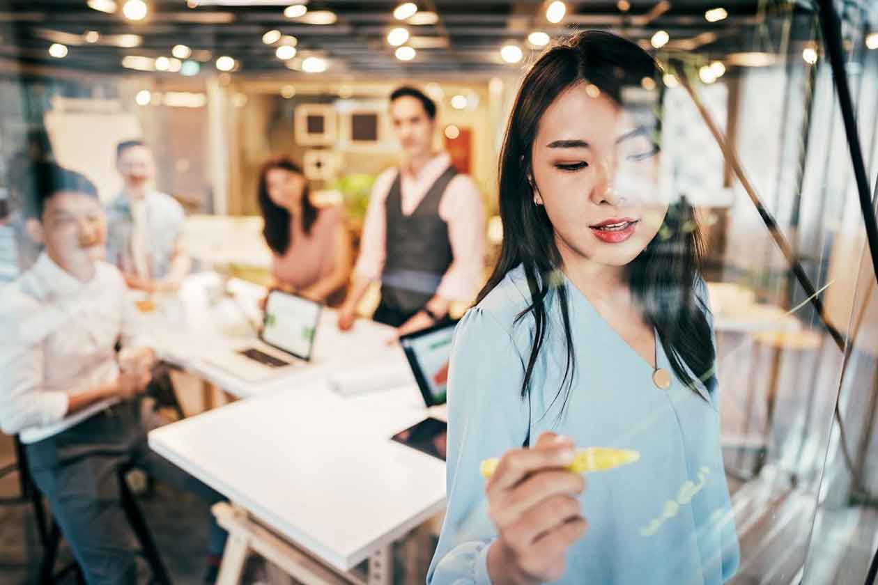 人事管理業務の効率化に必要な観点を説明する女性