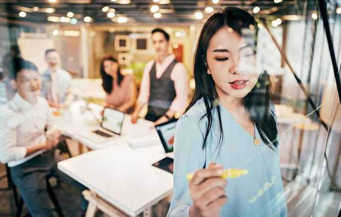 人事管理業務の効率化に必要な観点を説明する女性