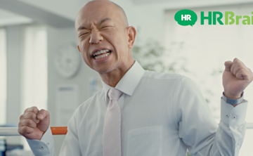 人事評価クラウド「HRBrain」バイきんぐ・小峠英二さん出演の新CM公開
