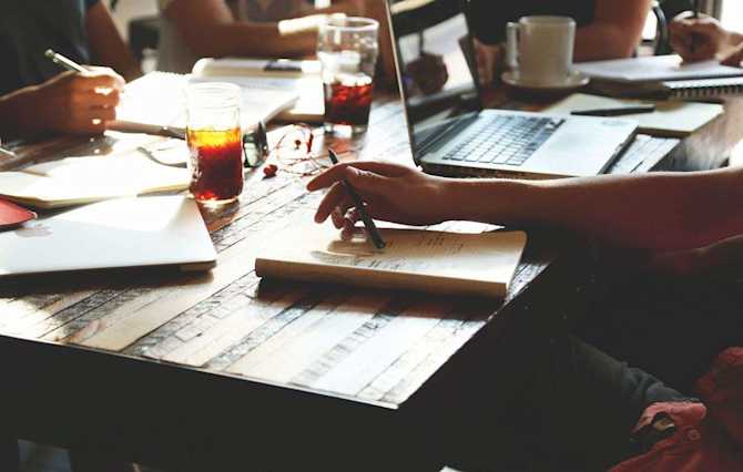 オフィスで仕事をする人たち