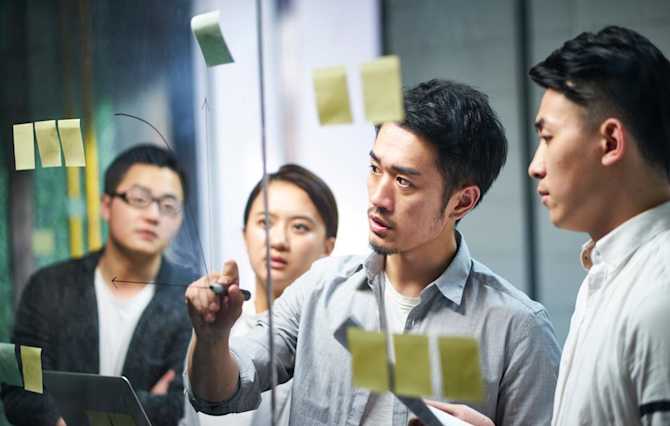 人事管理業務を説明する男性