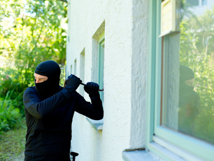 Haushaltsversicherung: Mann bricht in Haus ein