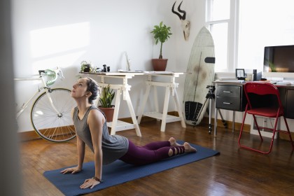 Ipoteca a tasso variabile: donna che fa yoga