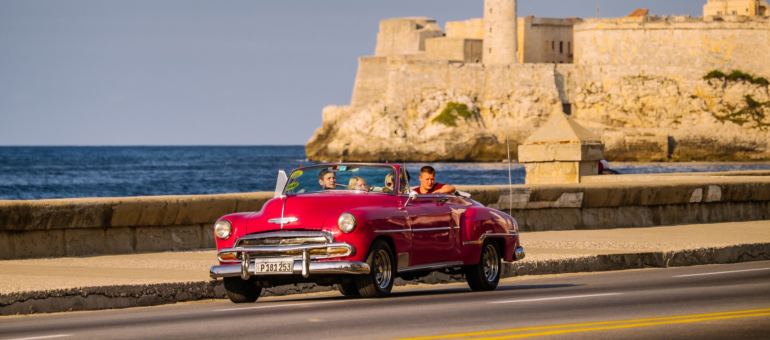 Versicherung Oldtimer - Familie fährt in Oldtimer