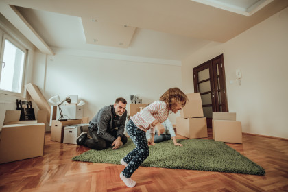 Amortisation Hypothek: Vater und Tochter in neuer Wohnung