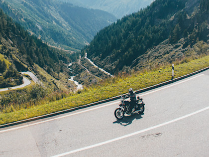 Motorradversicherung: Motorrad auf Schweizer Passstrasse