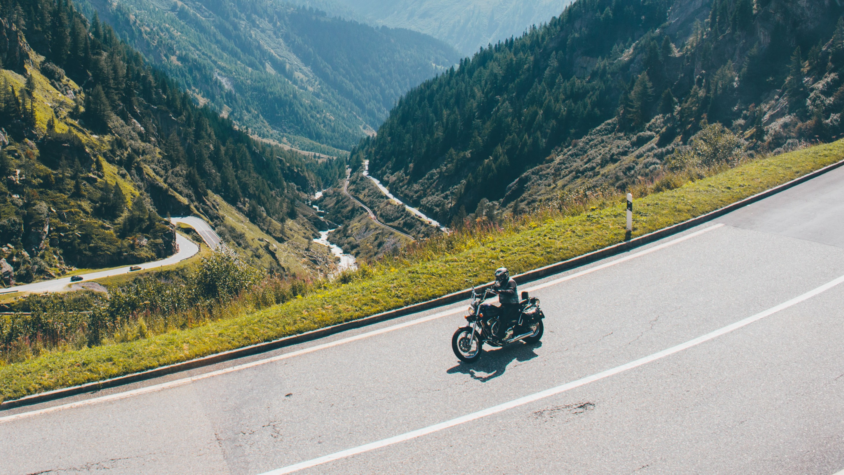 Motorradversicherung: Motorrad auf Schweizer Passstrasse