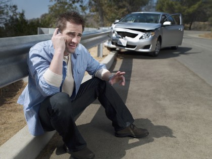 Privathaftpflichtversicherung: Mann telefoniert nach Autounfall