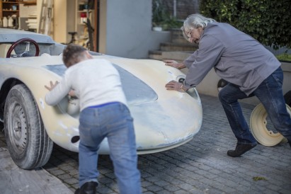 Autoversicherung sistieren: Grossvater und Enkel schieben Auto in Garage