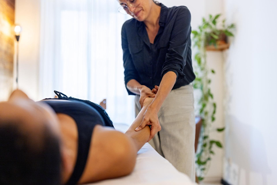 Eine Frau, die eine Massagebehandlung erhält