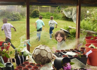 Haushaltsversicherung: Kinder kicken Fussball in Scheibe