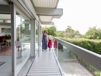 Hypothekarmodelle: Mama und Kind auf Terrasse