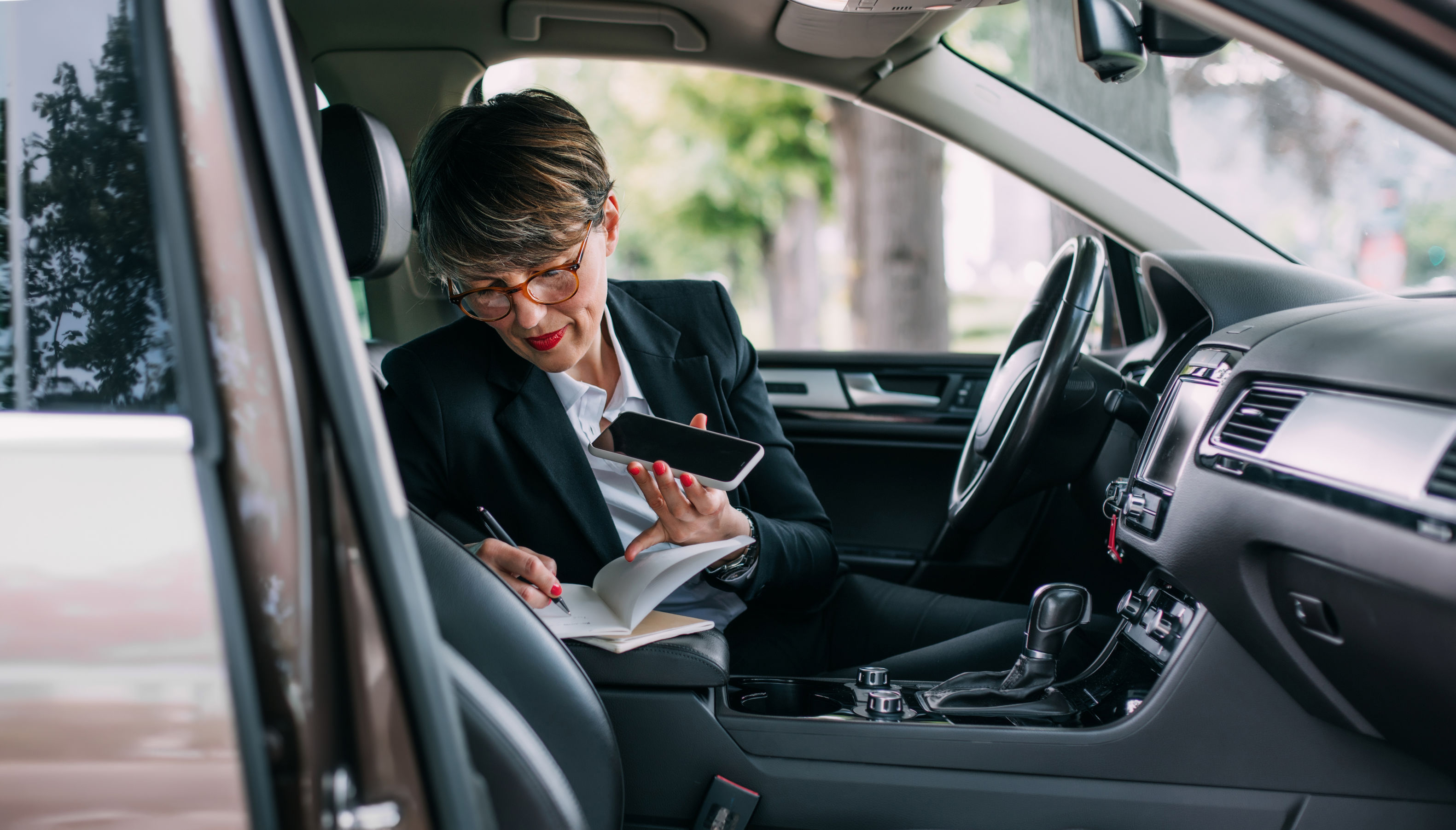 Versicherungsnachweis: Frau telefoniert im Auto