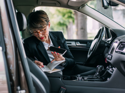 Attestato di assicurazione: donna telefona in auto