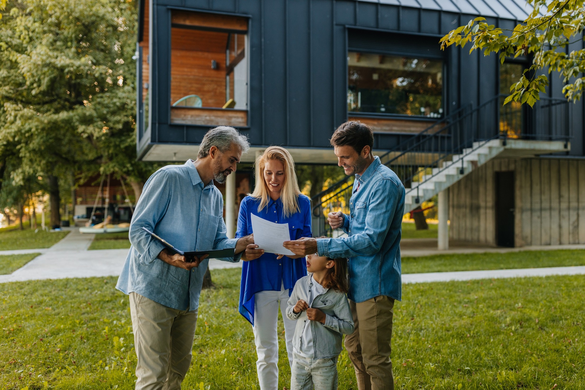 Familie kauft ein Haus