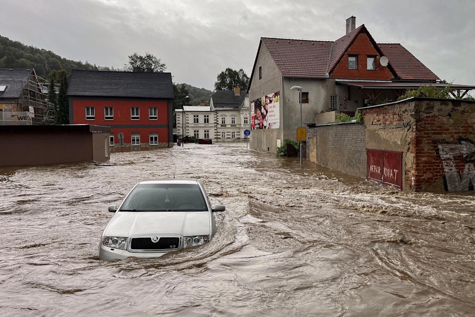 Ein Auto steht im Hochwasser