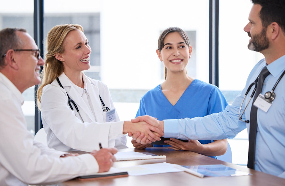 Ärzte und Krankenschwester diskutieren die Leistungen der Grundversicherung.