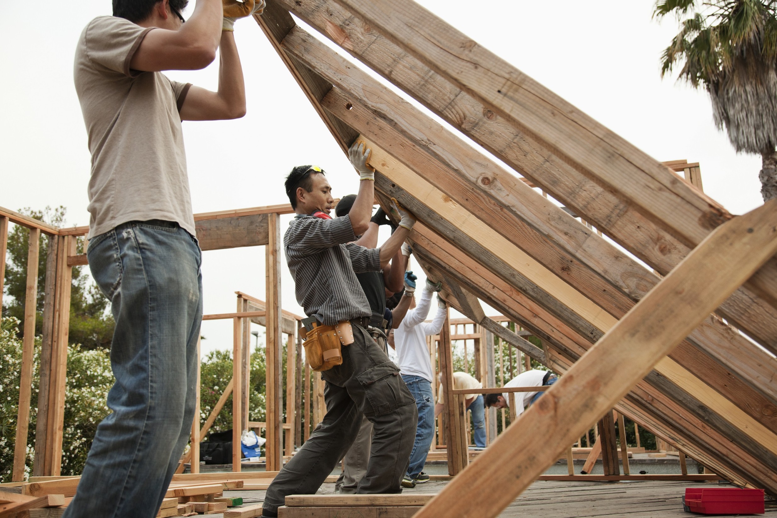 Männer bauen ein Haus