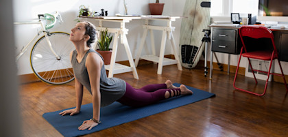 Variable Hypothek: Frau macht Yoga