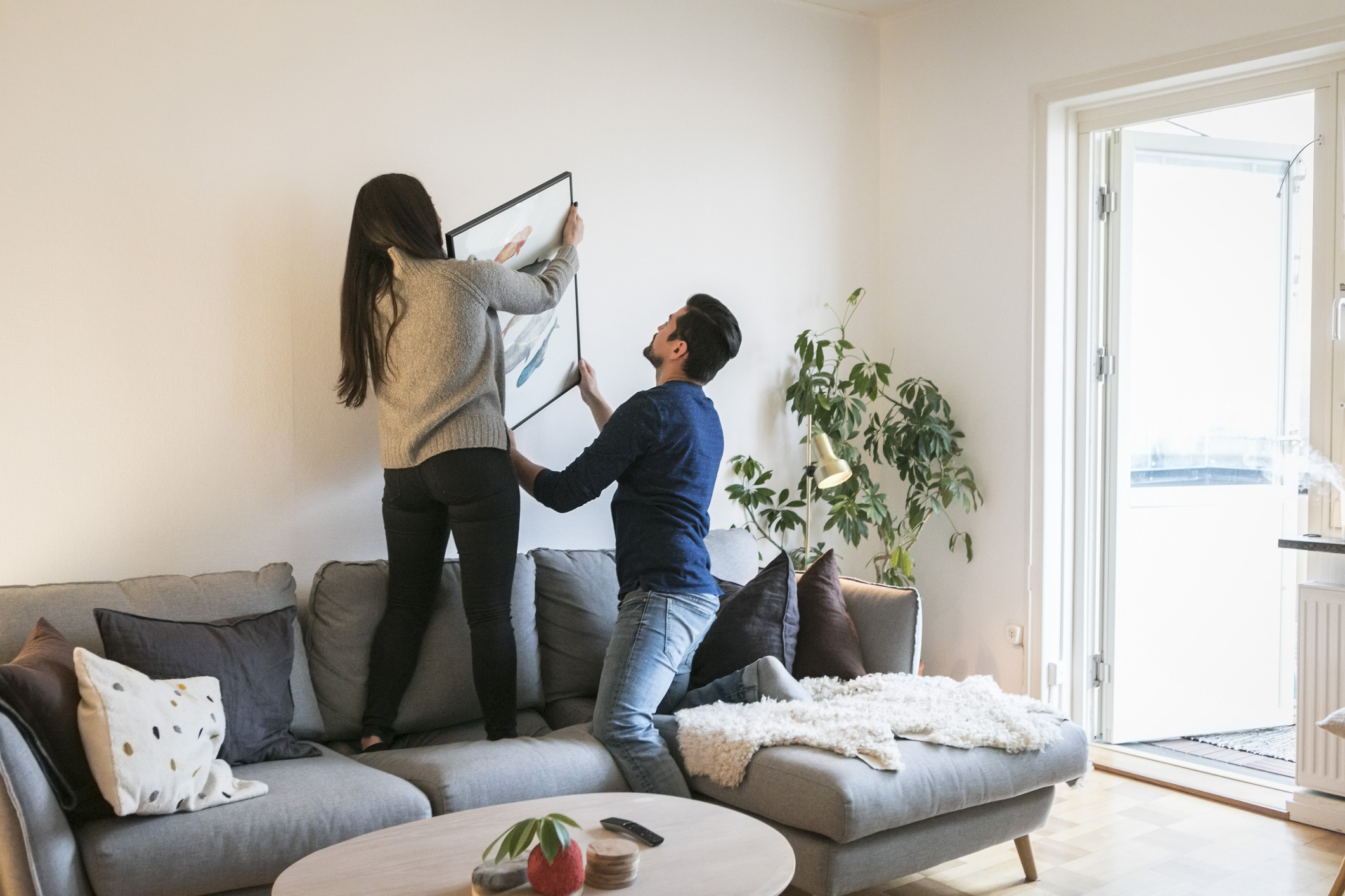 Hypothekarzins: Paar hängt Gemälde auf