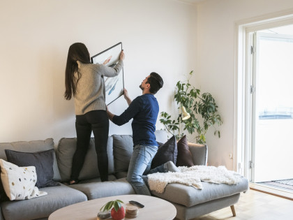 Interesse ipotecario: coppia appende un quadro