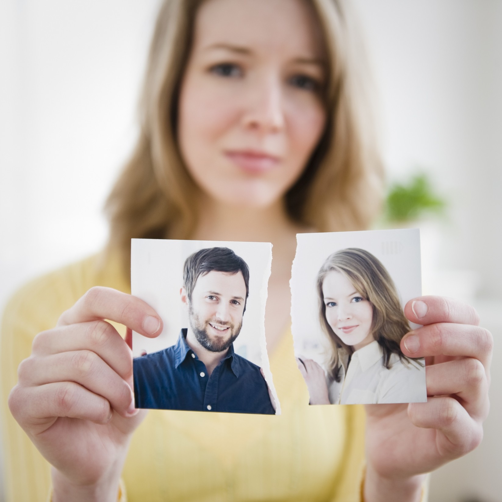 Kredit bei Trennung: Frau zerreisst Foto