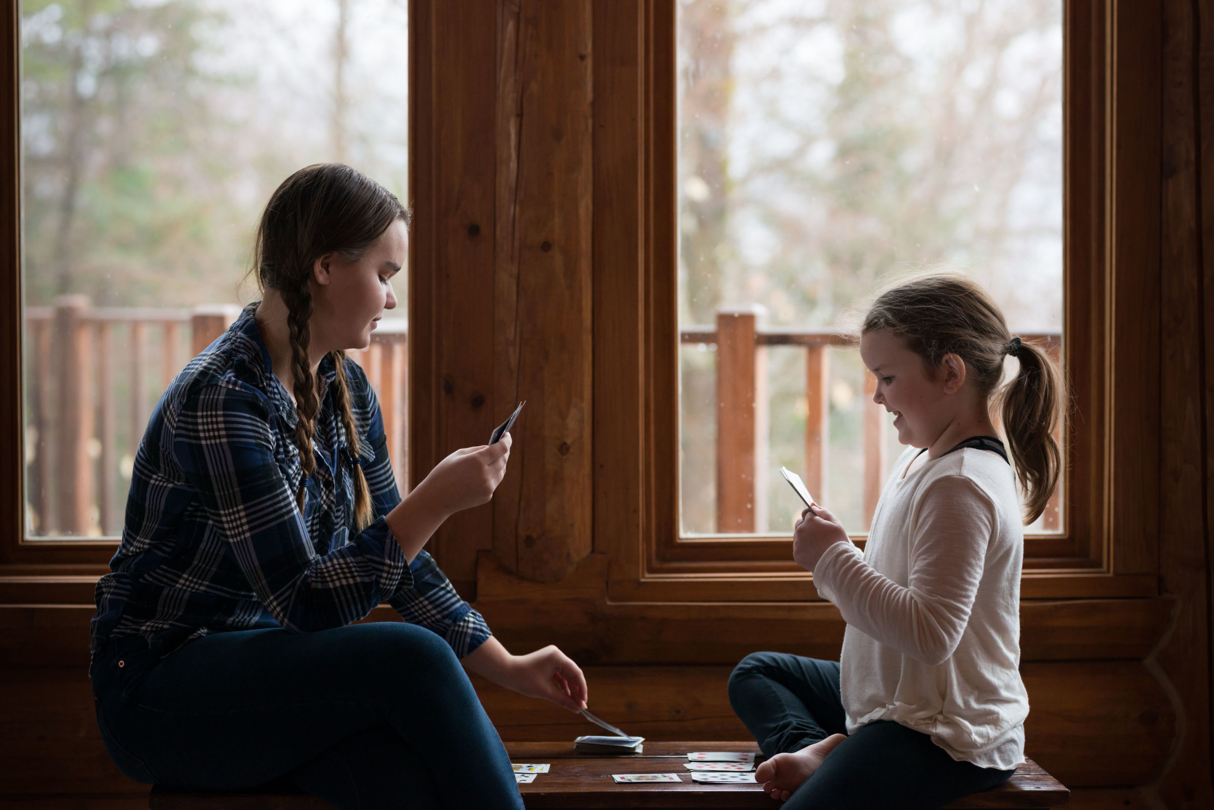 Belehnung Hypothek: Mutter und Tochter spielen Karten