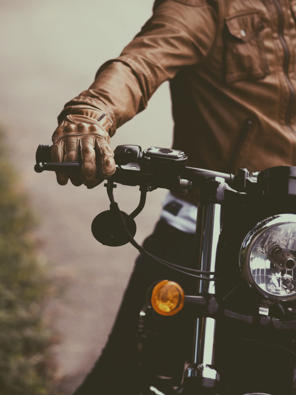 Motorradversicherung: Mann auf Motorrad