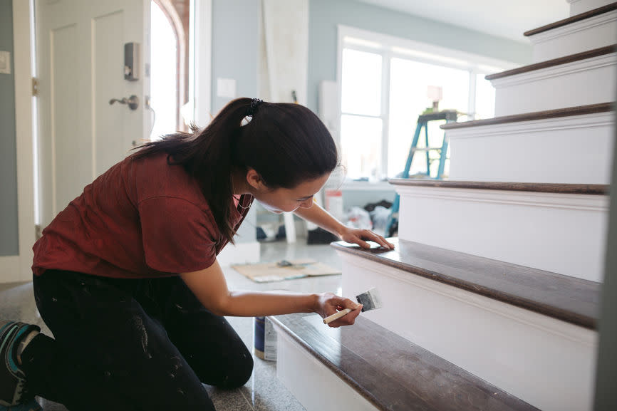 Aumento del credito: donna dipinge le scale