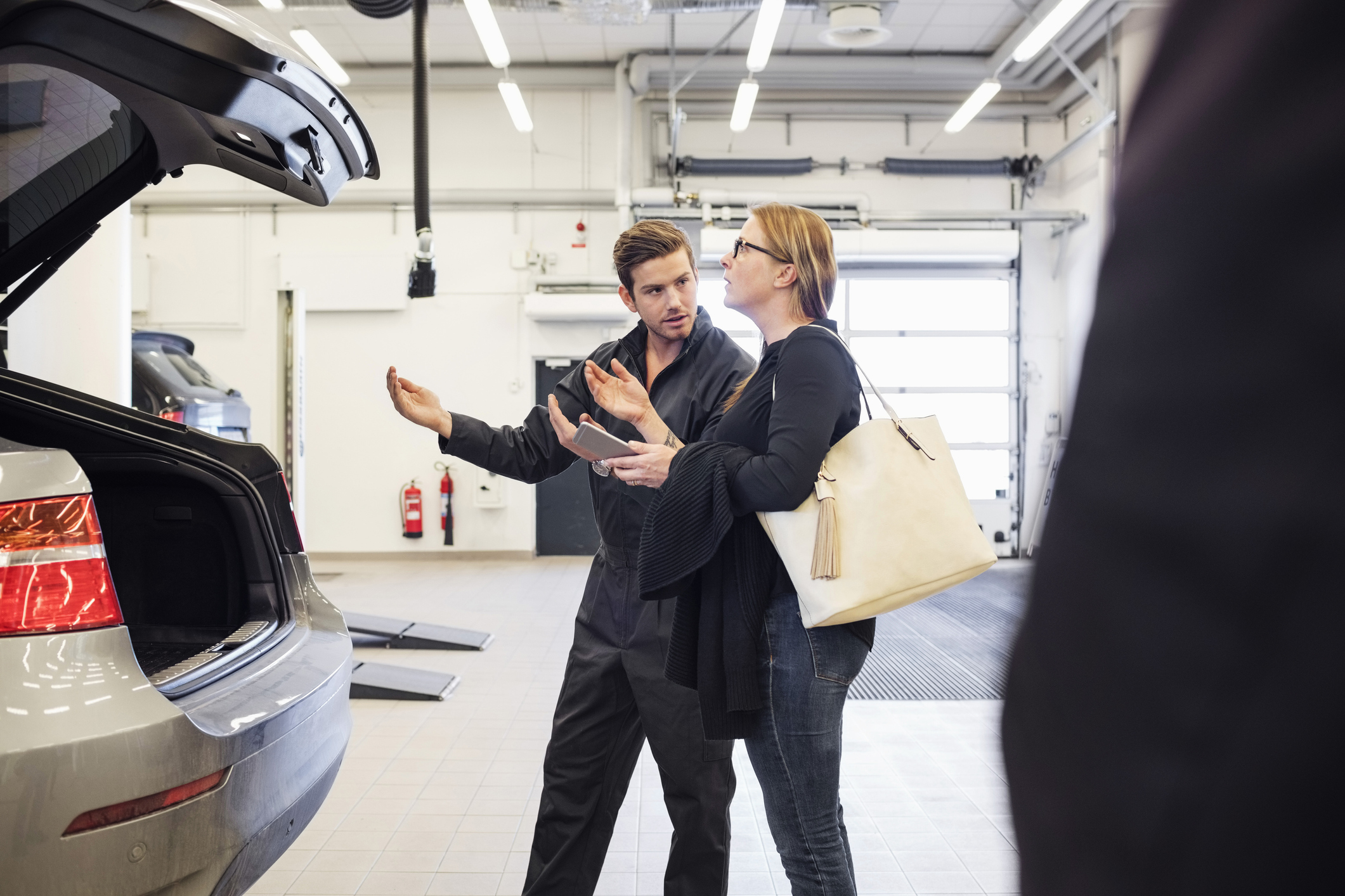 Assicurazione di responsabilità civile auto: uomo mostra auto in garage