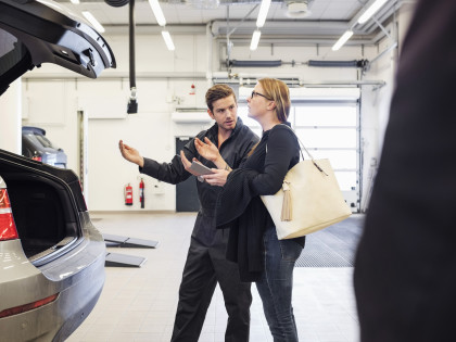 Assicurazione di responsabilità civile auto: uomo mostra auto in garage