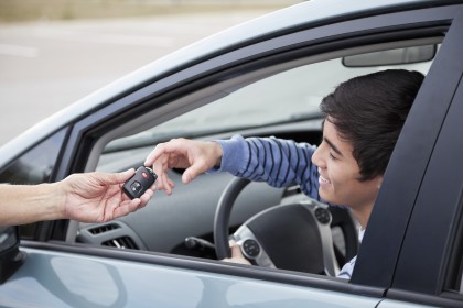 Kreditprozedere: Junger Mann erhält neues Auto