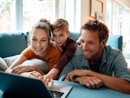 IMG Familie-beim-Versicherungsvergleich