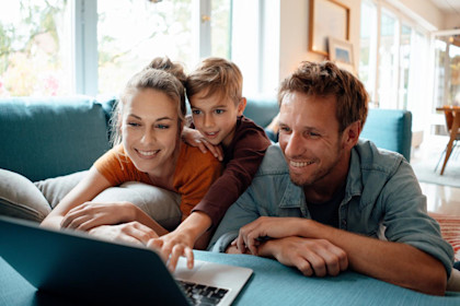 IMG Familie-beim-Versicherungsvergleich