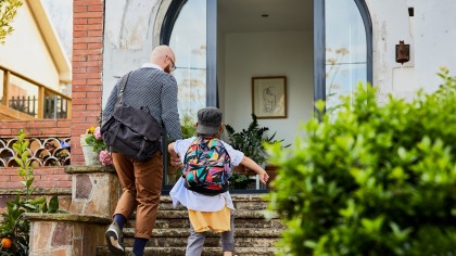 Kredit vorzeitige Rückzahlung: Vater und Kind auf Treppe