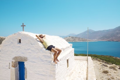 Kredit im Ausland verwenden: Mann sonnt sich auf dem Dach seines Ferienhauses