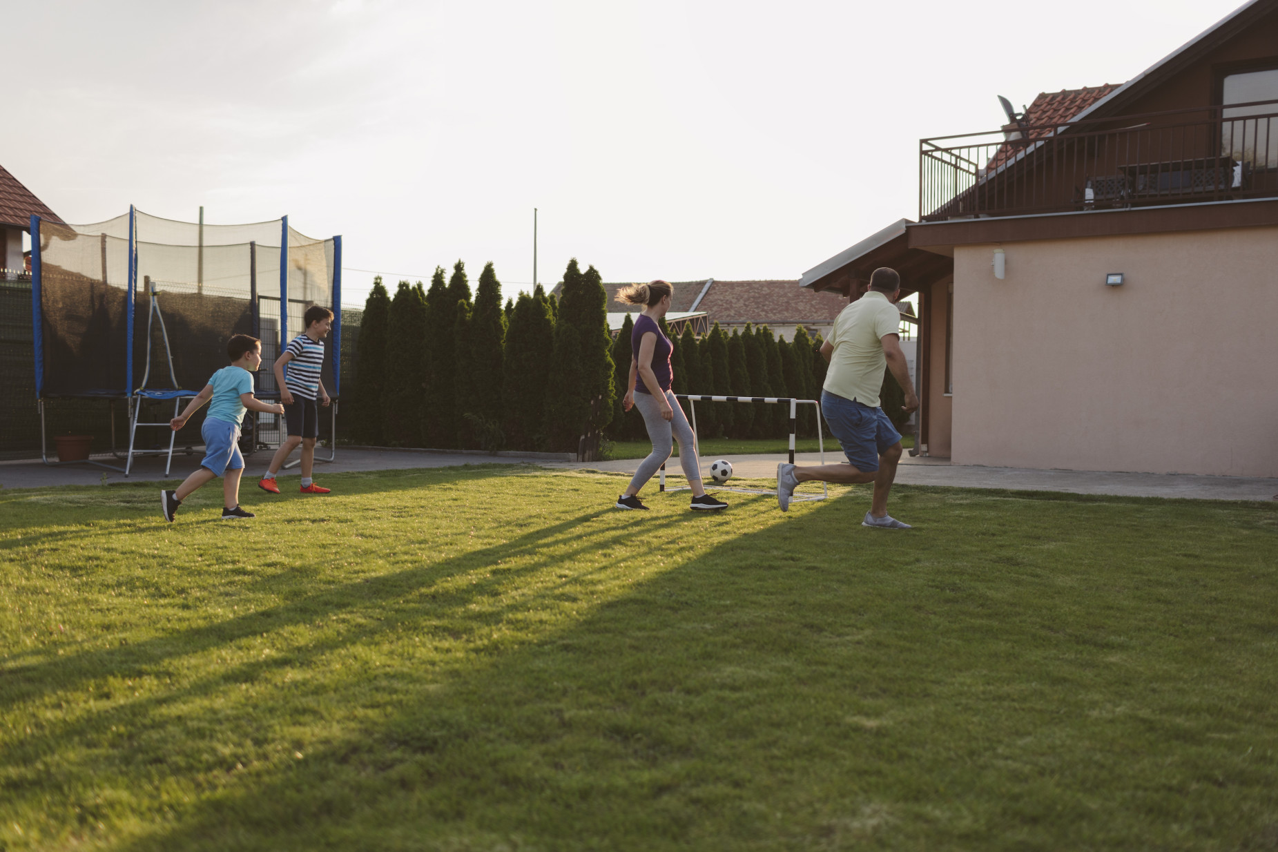 Hypothek ablösen: Familie spielt Fussball