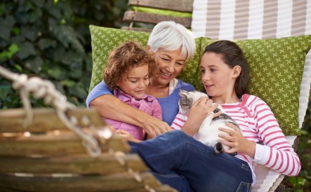 Hypothek im Alter: Grossmutter mit Enkel und Katze