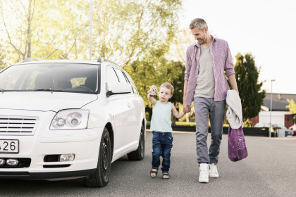 Casco totale: padre e figlio davanti all’auto