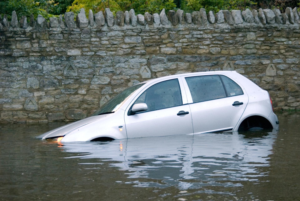 Auto welches ins Wasser gefallen ist.