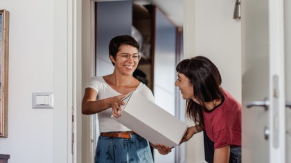 Konsumkreditgesetz: Frauen mit Paketlieferung