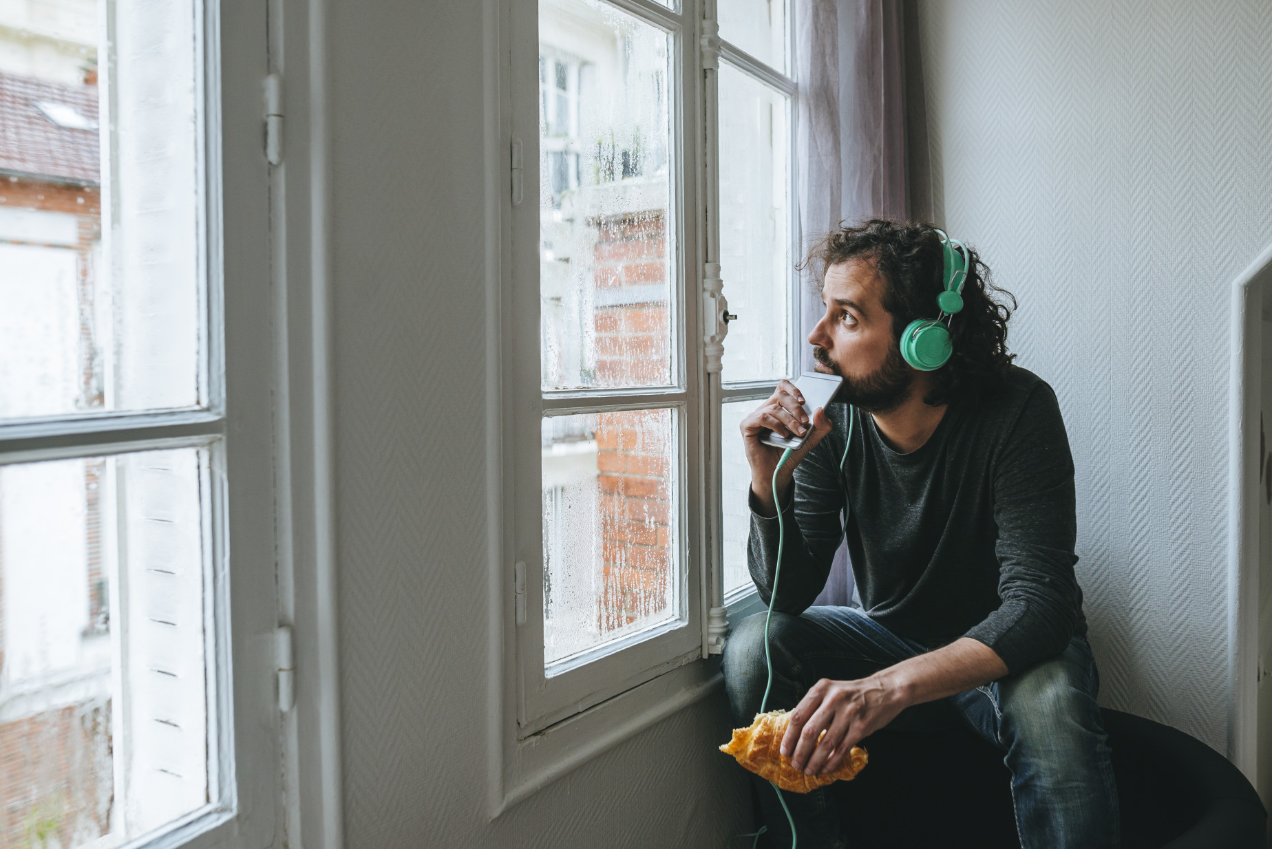 Hypothek vorzeitig verlängern: Mann hört Musik