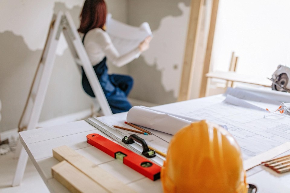 Eine Frau die Ihre Wand streicht